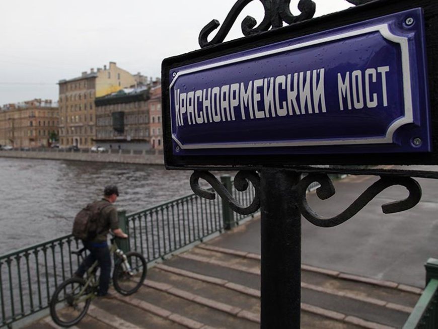 Петербуржец сделал и развесил новые таблички для мостов