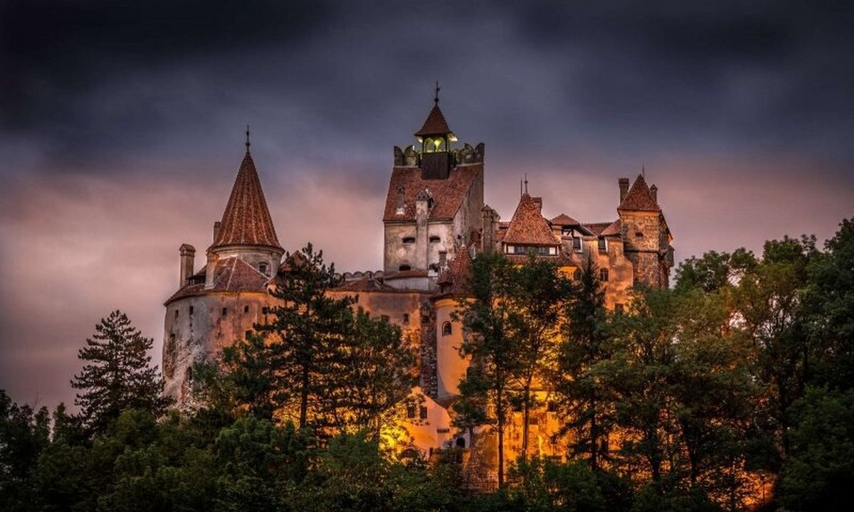 Замок-Дракулы-Румыния.jpg
