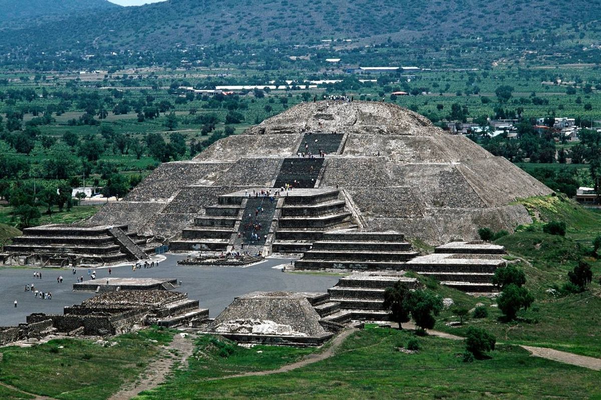 Теотиуакан-Пирамиды.jpg