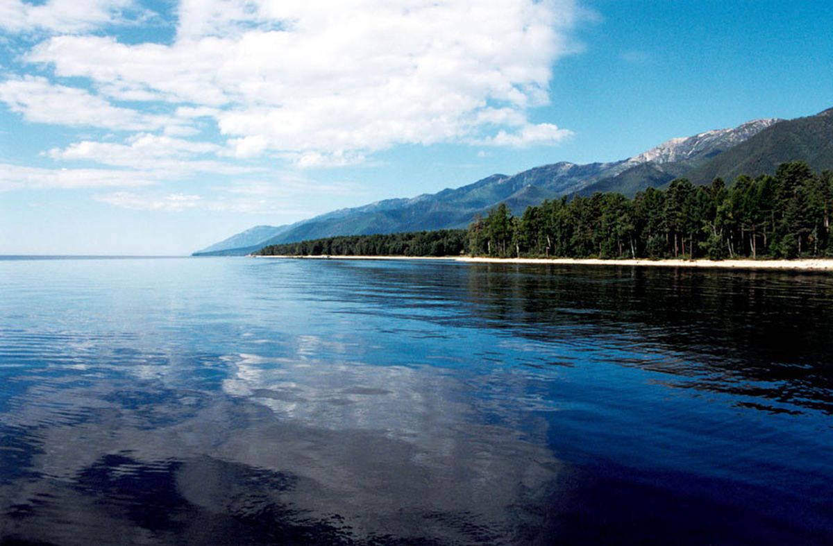Водами озера входит в. Озеро Байкал. Байкал пресноводное озеро. Озеро Байкал голубая Жемчужина России. Река Байкал вода.