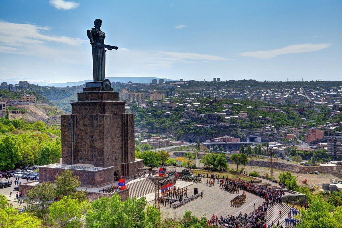 Монумент-Мать-Армения-Armeniya.jpg