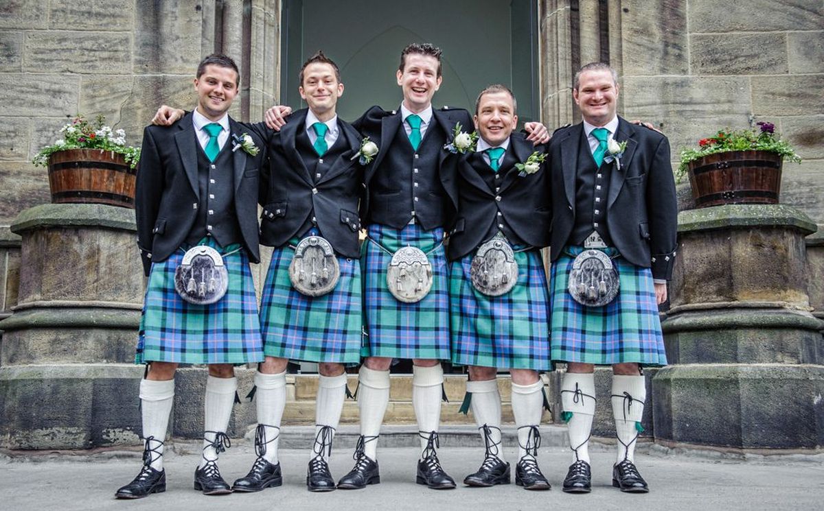 Scottish irish. Шотландия килт. Национальный костюм Ирландии мужской килт. Шотландия мужчины в килтах. Шотландские Килты в современной Шотландии.